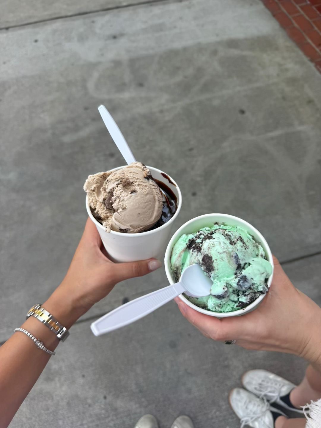 Dos manos sosteniendo helados, disfrutando del verano sin culpa